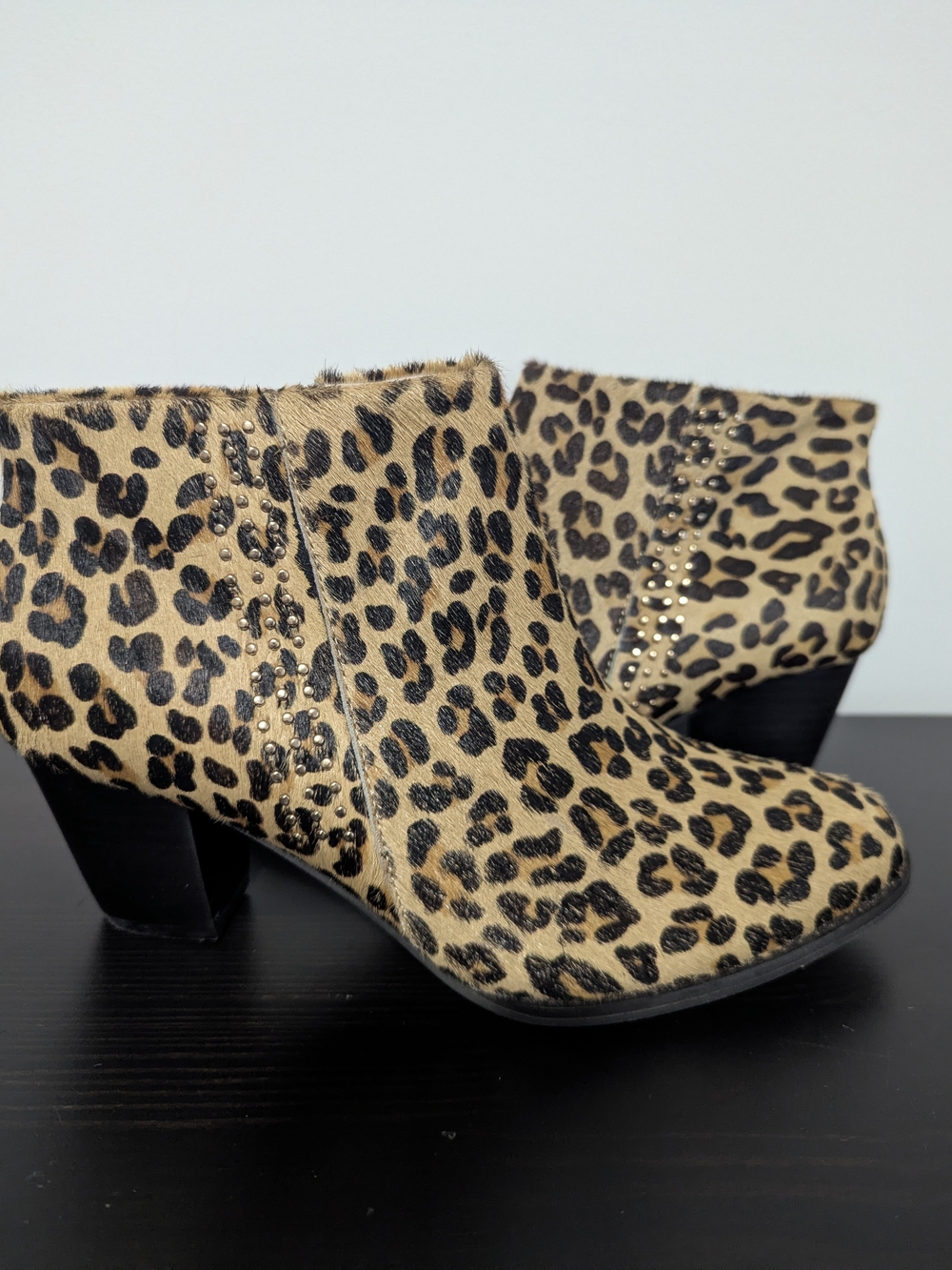 Vionic Georgia Leopard Calf Hair Ankle Booties Size 8.5 Orthotic Comfort Studded